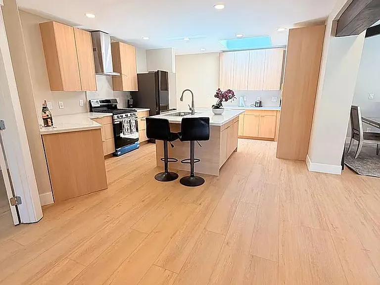 1565 Nautilus St — Photo 2
