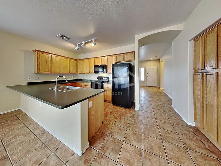 11852 W Cambridge Ave — Photo 3