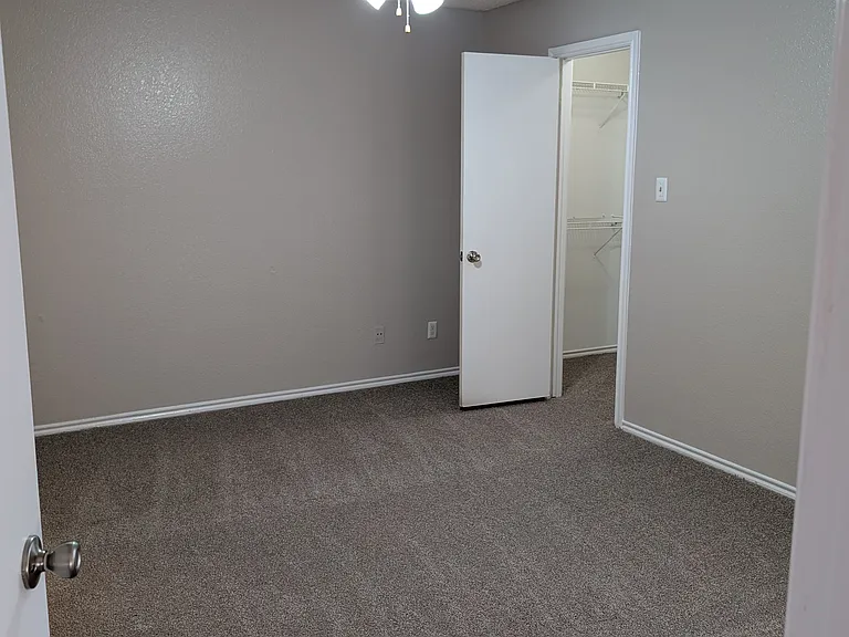 Lakeview Apartments — Photo 43