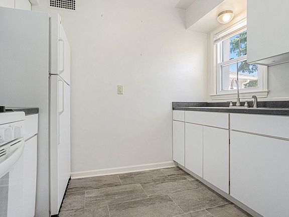 2nd image of 2002 S Westnedge Ave #2025