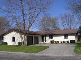 14 Central Dr, Sullivan, IL 61951