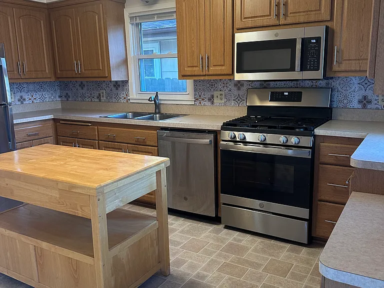 2421 Decatur Ave S — Photo 16