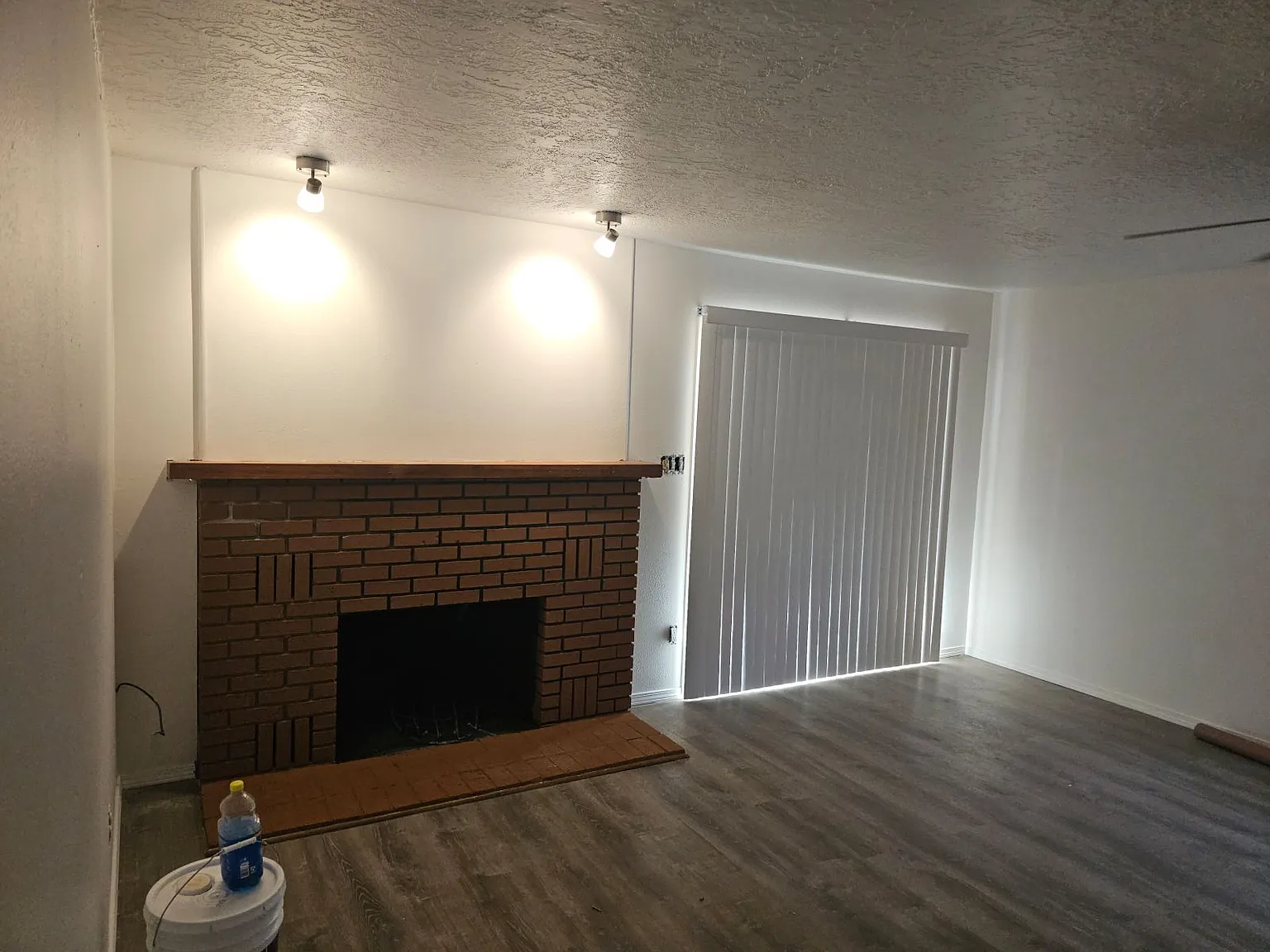 1 bed, 1.5 bath, 850 sqft, $1,300 — Photo 4