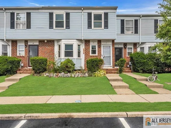 26 Tiger Lilly Ct, Sayreville, NJ 08872
