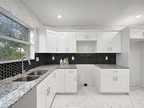 5th image of 3949 Desoto AVE
