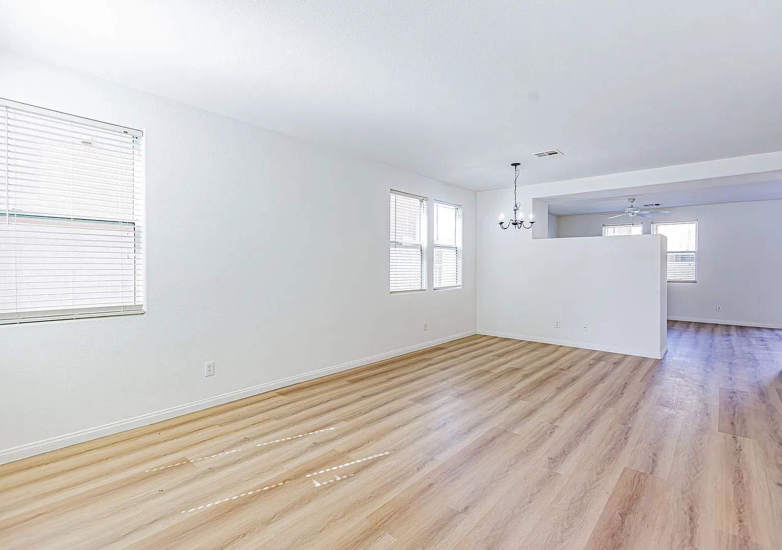 4 Bedroom with 3 Bathrooms — Photo 4