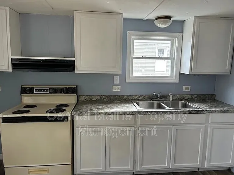 16 Austin Dr — Photo 1