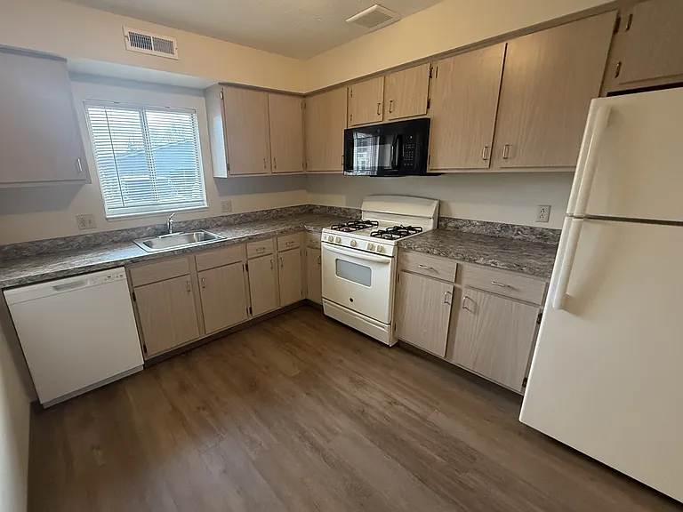 Oakwood Apartments — Photo 9