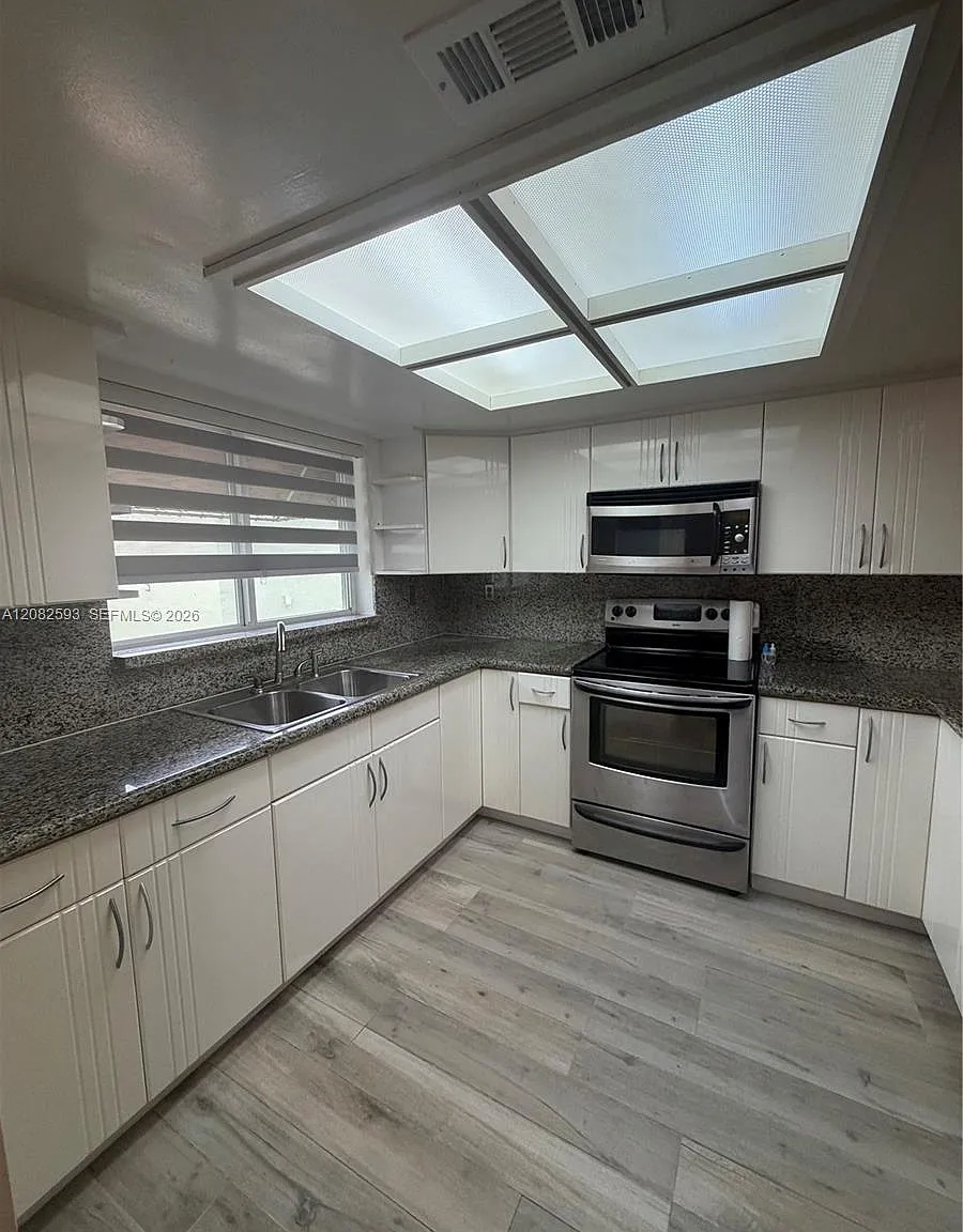 Patio West One Condo — Photo 4