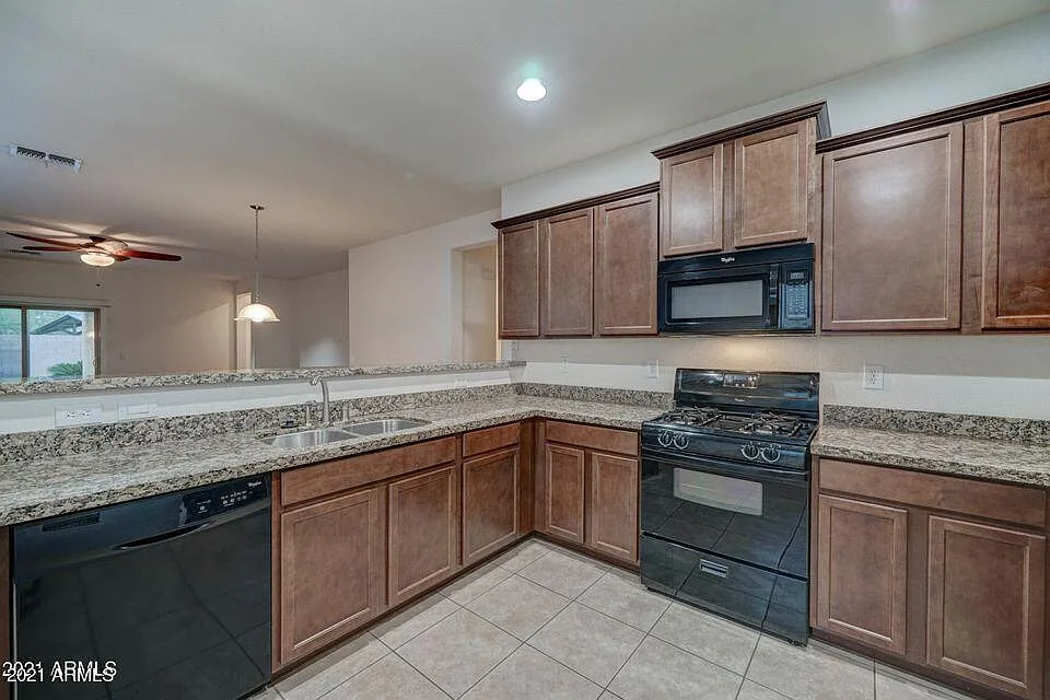 3 bed, 2.0 bath, 1810 sqft, $2,000 — Photo 2