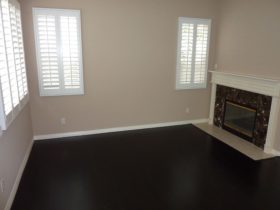 Family room w/fireplace