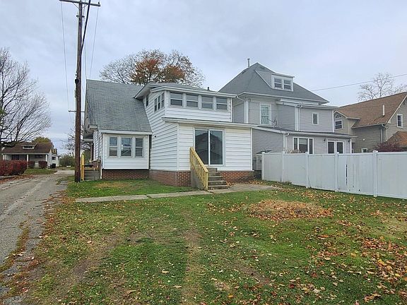 3rd image of 115 S Lincoln St