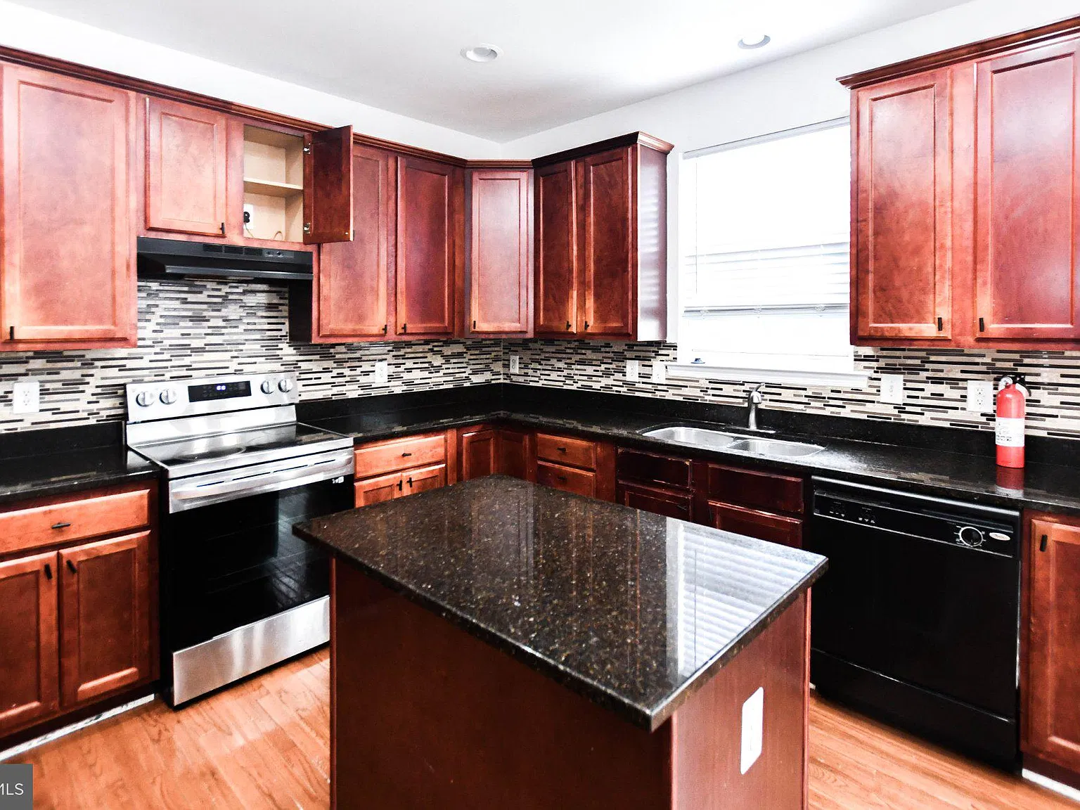 5 bed, 3.5 bath, 2544 sqft, $5,600 — Photo 2