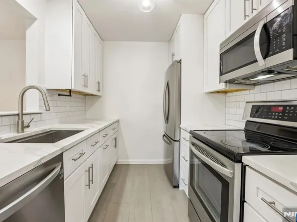 100 Crown Ct APT 471, Edgewater, NJ 07020