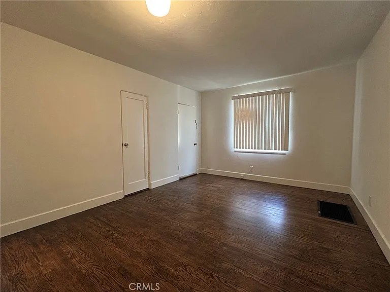 214 E Stocker St #B — Photo 10