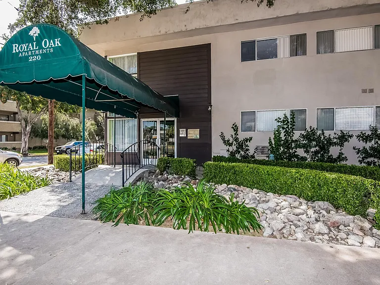 220 E Live Oak St — Photo 3