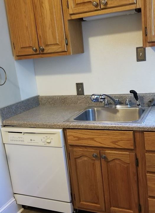 2nd image of 130 Tate St APT 1