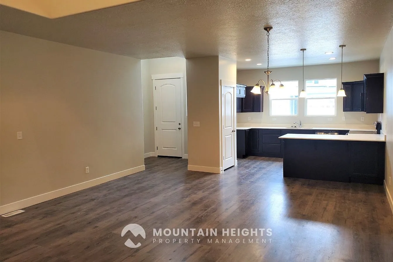 3 bed, 2.5 bath, 2402 sqft, $2,250 — Photo 3
