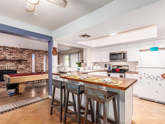 3rd image of 2062 W Shady Glen Ave