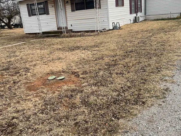 905 E Ruby Ave, Iowa Park, TX 76367