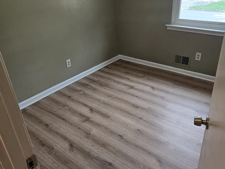 Upstairs guest bedroom 2