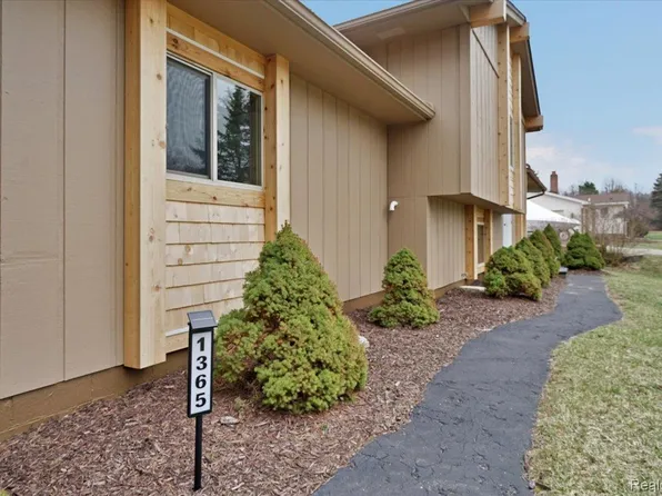 1365 Thistleridge Dr, Holly, MI 48442