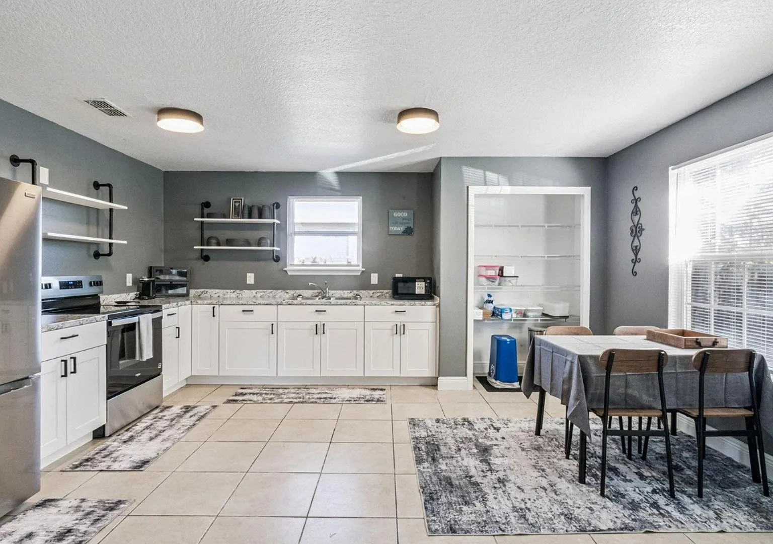 372 N Pine Hills Rd - Room 2 — Photo 4