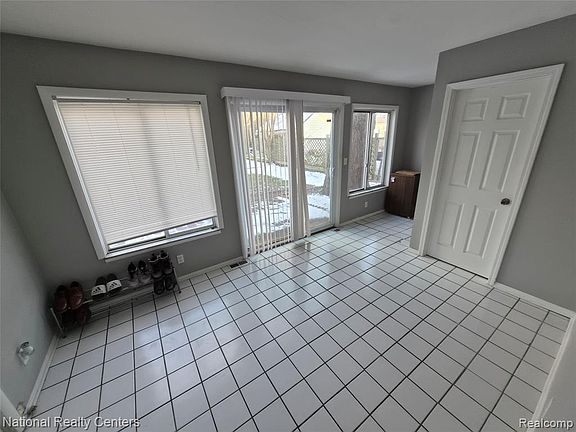 4th image of 6 Utica Rd