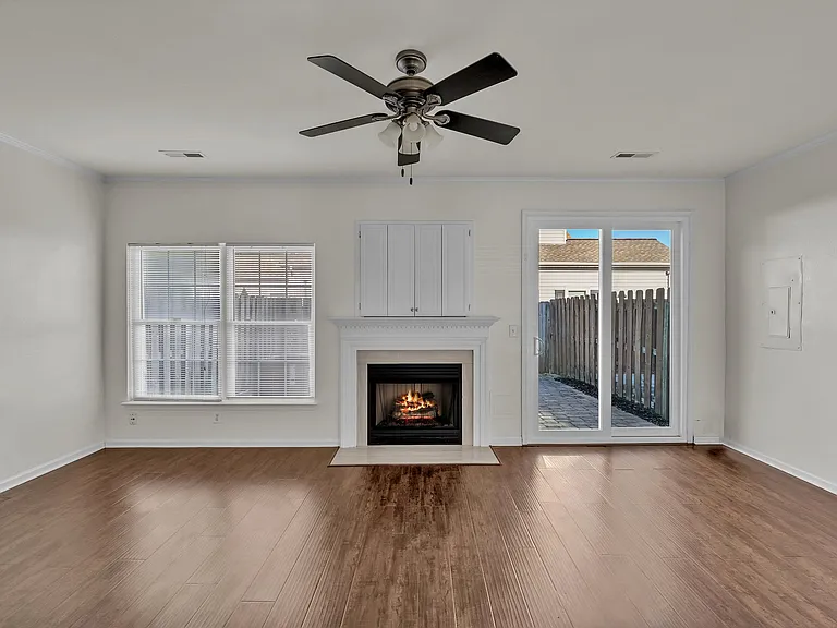 2322 Charing Cross Rd — Photo 13