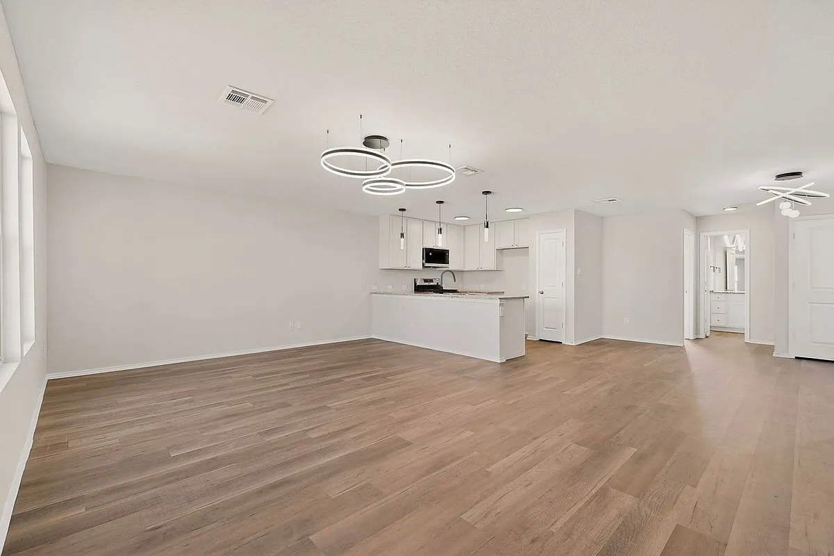 4 bed, 2.0 bath, 1592 sqft, $1,595 — Photo 4