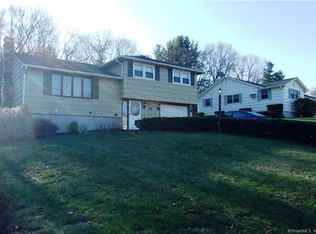73 Driscoll Dr, Uncasville, CT 06382
