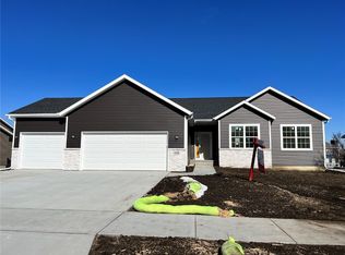 6900 Stone Meadow Dr SW, Cedar Rapids, IA 52404