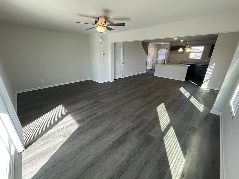 1063 Peony Ln — Photo 2