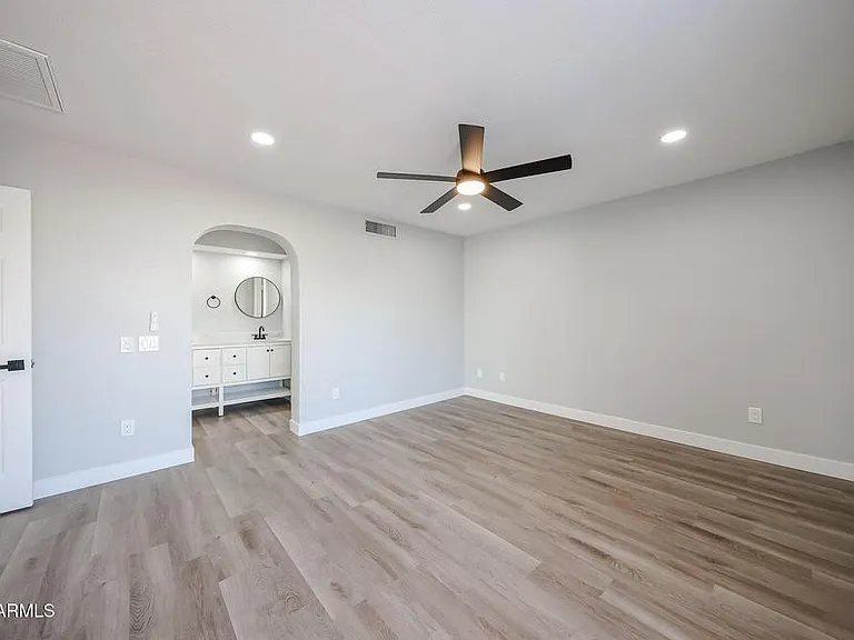 3951 E Waltann Ln — Photo 24