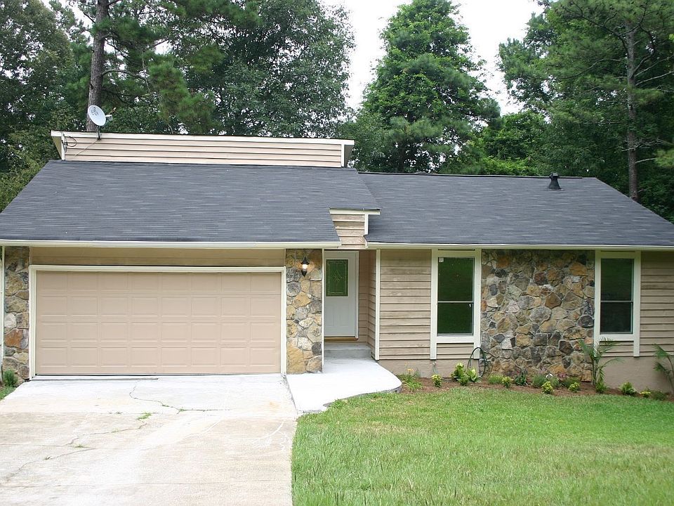 Beautifully Renovated, Fenced yard 