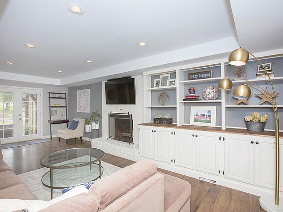 3rd image of 6745 Centerview Ct
