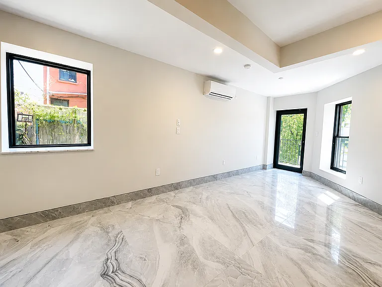 637 Quincy St #1 — Photo 4