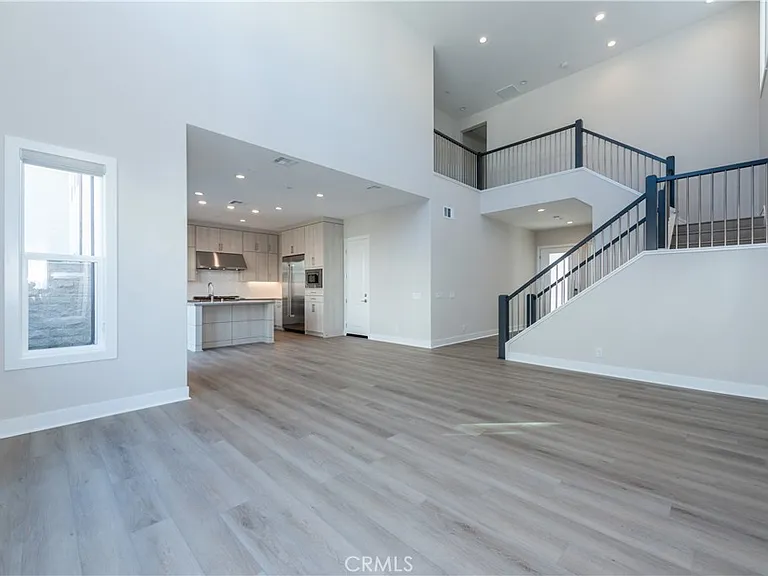 180 Longden — Photo 2