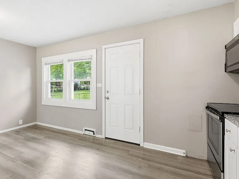 11407 Winchester Ave — Photo 9