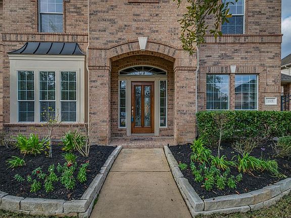 Charming front porch leading to 1615 Noble Pointe Drive. Fresh landscaping greets you as you walk up to the home.