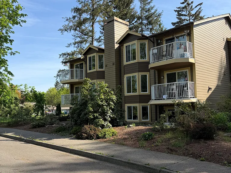 280 NW Holly St #6 — Photo 9