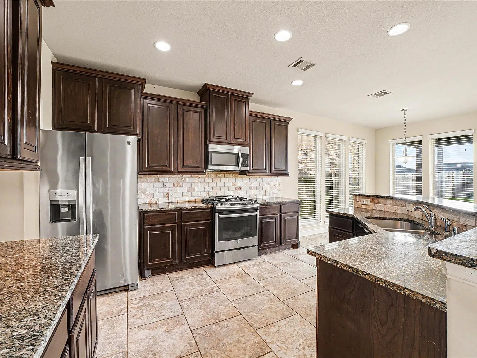 4 bed, 3.5 bath, 2863 sqft, $3,000 — Photo 4