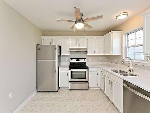 3rd image of 215 Stratford Dr