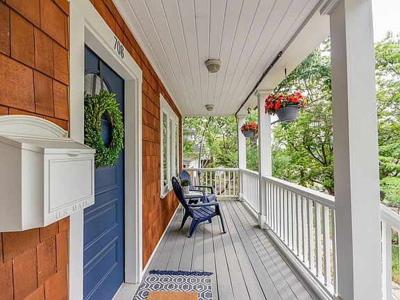 Front entryway porch area.