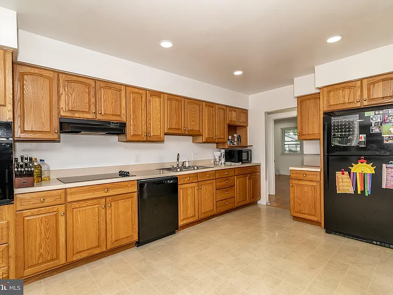 1744 Lark Ln — Photo 11