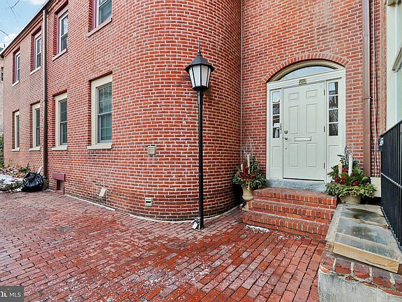 2nd image of 1110 Lombard St APT 8