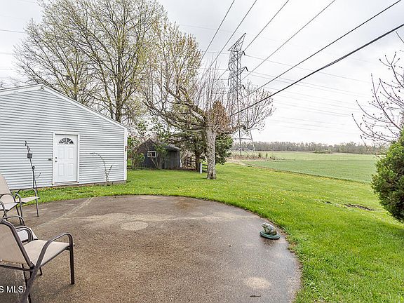 5th image of 3693 Lakepointe Dr