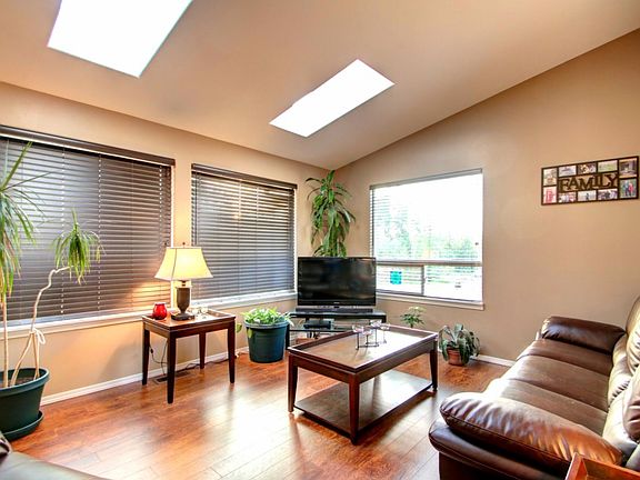 4th image of 727 Sunny Ln