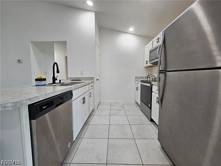2523 NE 6th Pl — Photo 6