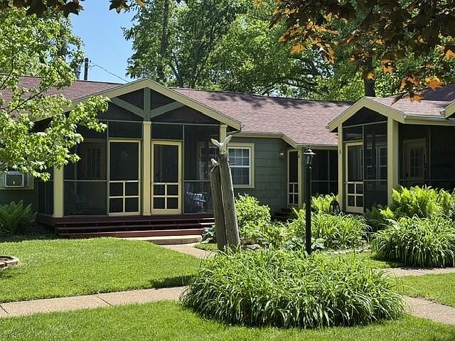 1st image of 15657 Lakeshore Rd #3